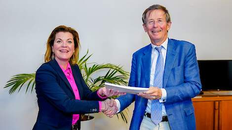 Minister voor Natuur en Stikstof, Cristianne van der Wal, ontvangt het advies 'Natuurinclusief Nederland' uit handen van de voorzitter van de Rli, Jan Jaap de Graeff.