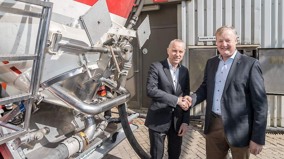 Jan van der Velden, executive vice president bij Darling Ingredients (links op de foto) en Johan Schuttert, commercieel directeur bij AR bij het lossen van de eerste vracht verwerkt dierlijk eiwit in Barneveld.