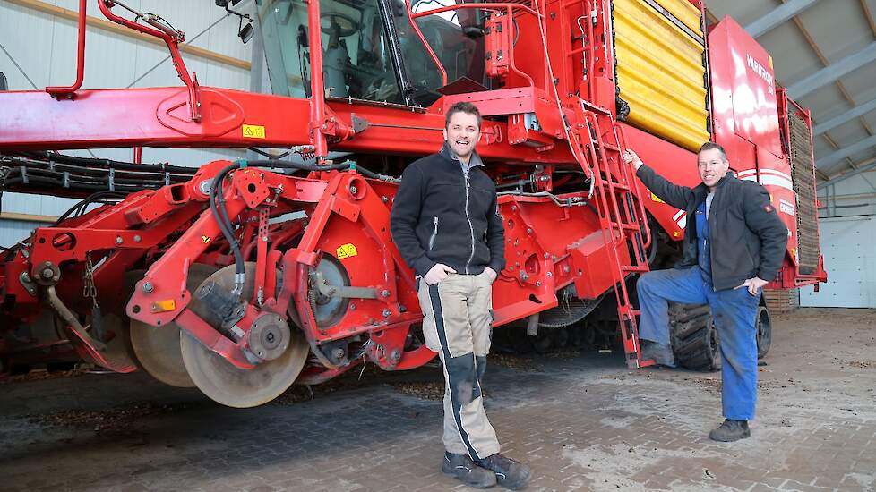 Zoveel mogelijk werk verzetten met zo min mogelijk arbeid. Daar streven Robin Kuper en Bert-Jan Klaassen naar. In het eerste jaar van hun samenwerking ruilden ze dan ook twee getrokken rooiers in voor een zelfrijdende aardappelrooier van Grimme.