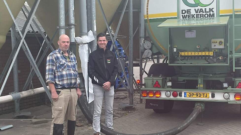 Pluimveehouder Gert Nap en directeur Martin Vervoorn kijken toe hoe het pluimveevoer met dierlijk eiwit wordt gelost.