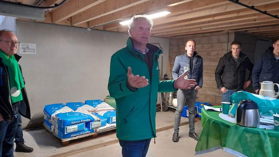 Melkveehouder Haye Ketelaar op bezoek bij jonge boeren in campagne tijd.