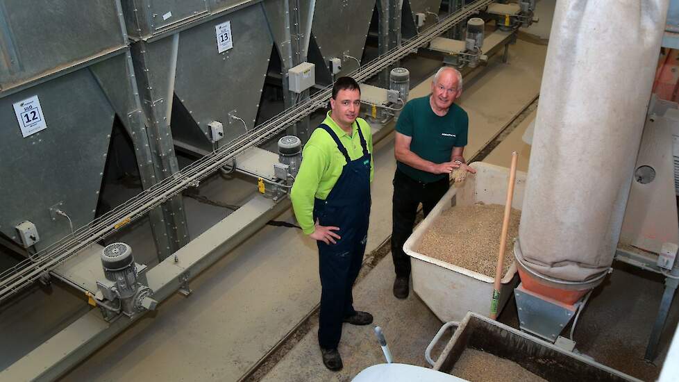 Aad van Leeuwen (r) samen met zoon Arjan in de maal-mengkeuken van het bedrijf van de familie. Van Leeuwen teelt 35 tot 40 procent van het voer voor de varkens zelf.