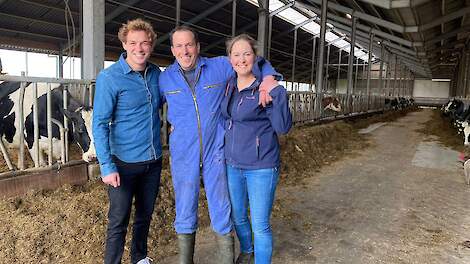 Ton en Maartje van Ravenhorst met presentator Jamie Trentité (l) op hun melkveebedrijf in Buitenpost.