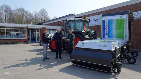 Gerton Wullink van Abemec en Han Hilbrands van Doorgrond.nl overhandigen de tablet van de vers  afgeleverde EcoRobotix ARA