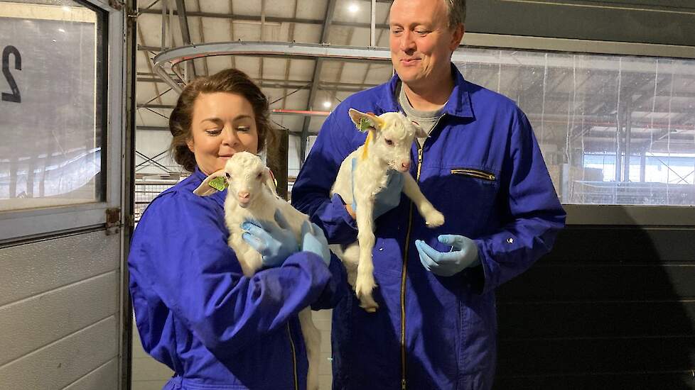 Peter Vogel samen met Kim-Lian van der Meij op de boerderij in Velddriel.