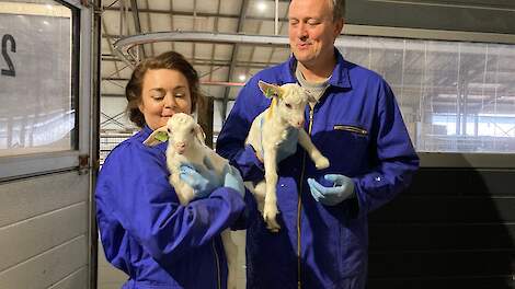 Peter Vogel samen met Kim-Lian van der Meij op de boerderij in Velddriel.