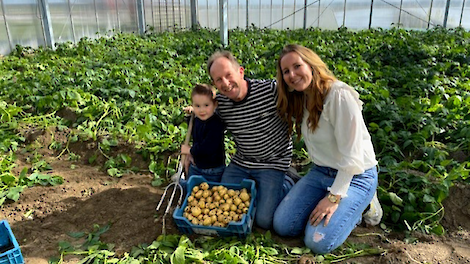 De primeur van de Opperdoezer Ronde werd gerooid door drie generaties. (v.l.n.r. Lars, Kees en Rosan).