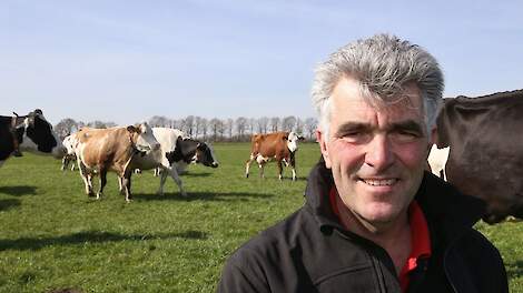 Met het oog op een lagere kostprijs houdt Jan van der Staak zijn koeien zo lang mogelijk in de wei.