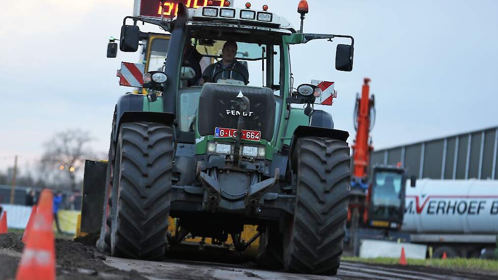 Siemen Auwers uit het Belgische Olmen houdt hier in de 9,5 ton Duitse Klasse de voorwielen van zijn Fendt 926 keurig aan de grond.