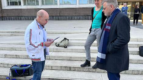 De Gelderse gedeputeerde Peter Drenth luistert naar het verhaal van boer Henk Oonk voor het provinciehuis in Arnhem. Op de achtergrond Irene van der Marel.