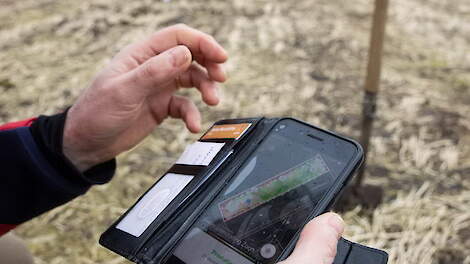 FieldScout laat het perceel op de smartphone zien. De stip geeft aan waar je staat.