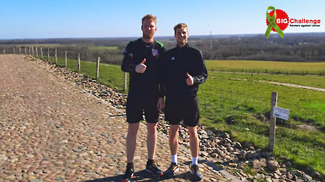 Arjen Kocks (rechts) met zijn neef Rob Koers (links) na een heuveltraining bij de Vamberg in Wijster.