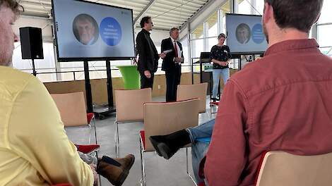 Astrid Manhoudt (Van Hall Larenstein) en gedeputeerde Douwe Hoogland spreken de zaal op de Dairy Campus in Leeuwarden toe.