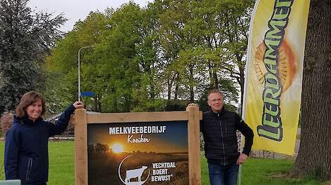 Arie Griffoen(rechts) onthult samen met melkveehoudster Annet Koersen het nieuwe bord.