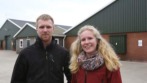 Opvolgers Allard (27) en zijn zus Astrid (28) Swart uit Warns (FR). Op de achtergrond hun twee nieuwste stallen uit 2011.