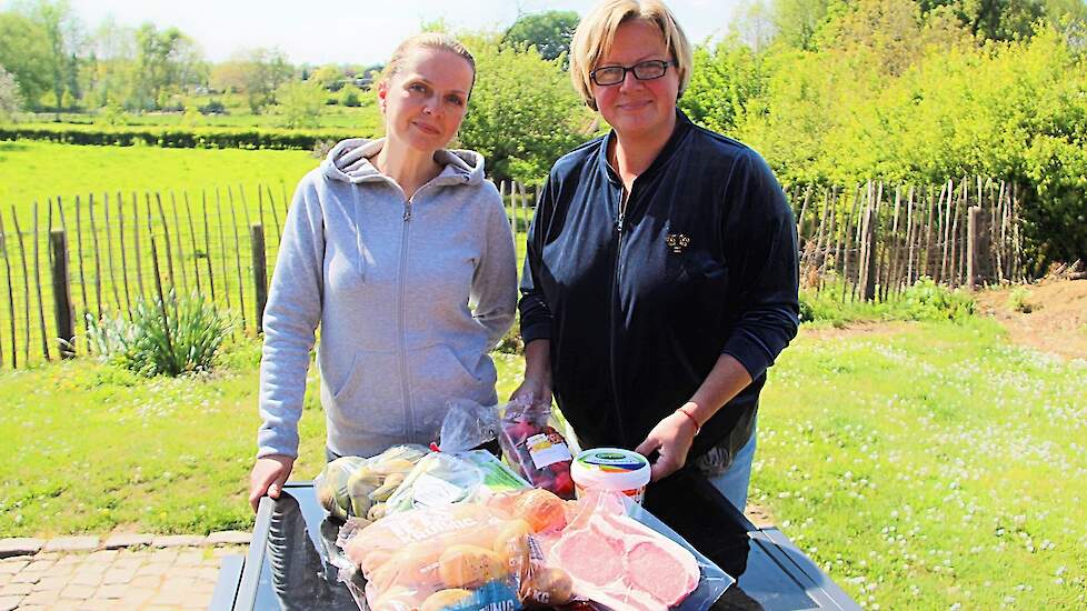 De zussen Olena en Viktoriia uit Kiev en momenteel verblijvend in Leyenbroek-Sittard, ontvingen als een van de eerste een boerenpakket met versproducten.