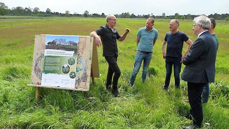 Overijssels Gedeputeerde Ten Bolscher (rechts) in gesprek met de Sallandse boeren die als collectief een 18 hectare groot slenkgebied, eigendom van de provincie, tegen Natura 2000-gebied het Boetelerveld gaan pachten en onderhouden.