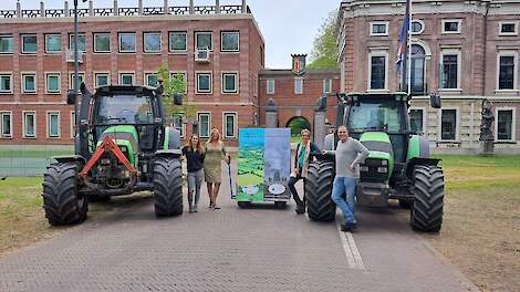 v.l.n.r. Linda Ruigrok (veehouder) Esther Rommel, Irene van der Marel en Auke van Knapen (veehouder).