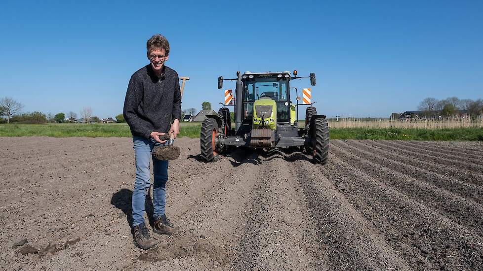 Jan Willem Bakker werkt met vaste rijpaden en trekkers met eenzelfde spoorbreedte. „Waar het gewas moet groeien, rijdt geen trekker meer.”