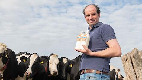 De melk van de koeien van Guus van Roessel gaan met het etiket Mijn Melk naar lokale supermarkten van Plus en Albert Heijn.