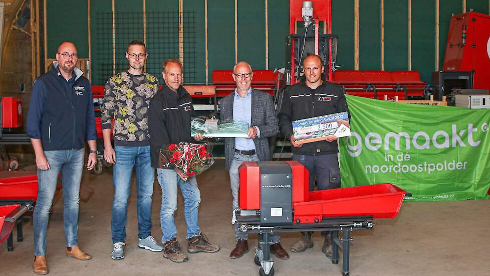 Oprichter van Gejo Grading Gerard Blok(derde van links) krijgt uit handen van wethouder van de gemeente Noordoostpolder Hans Wijnants(tweede van rechts), de Smart Farming Award.