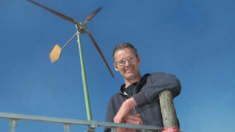 Melkveehouder Guido Hilhorst uit Hummelo heeft sinds twee jaar een windmolen op zijn erf. In combinatie met zonnepanelen is hij energieneutraal.