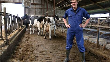 Volgens Bram Romme kost het waarschijnlijk een ton om de melkveestal van het familiebedrijf emissiearm te maken.