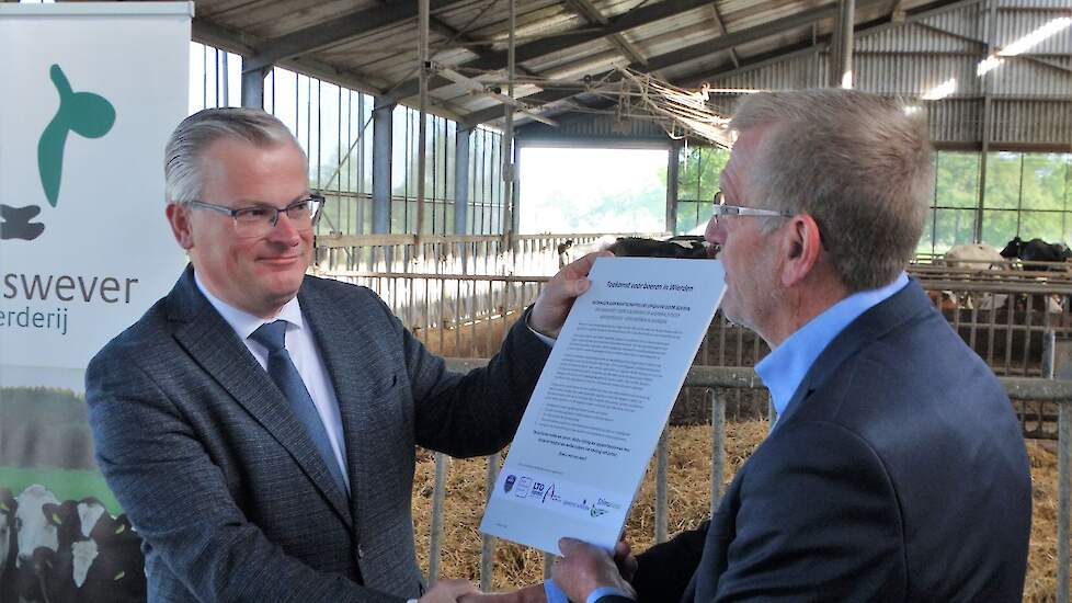 Gedeputeerde Ten Bolscher (links) krijgt het manifest ‘Toekomst voor boeren in Wierden’.