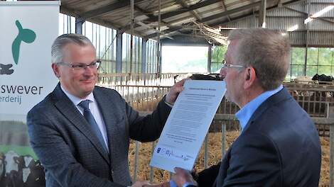 Gedeputeerde Ten Bolscher (links) krijgt het manifest ‘Toekomst voor boeren in Wierden’.