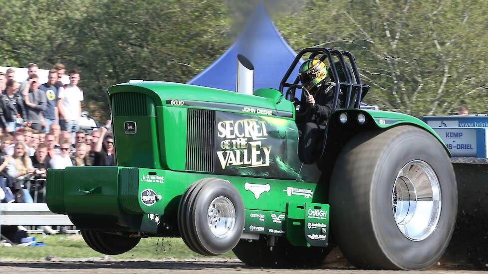 Ruim een jaar geleden waren we op bezoek bij Secret of the Valley. Toen was het team bezig deze nieuwe trekker voor de 4,5 ton Supersport te bouwen. Nu was hij voor het eerst op de baan en Geert de Heus reed meteen een Full Pull. Wat een machine!