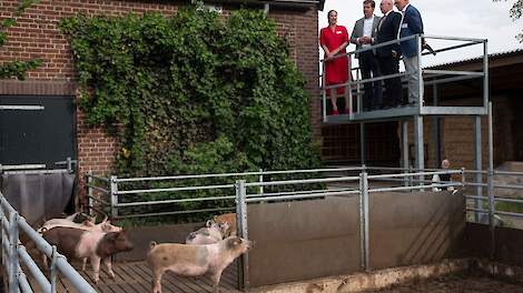 Van  links  naar   rechts;   Merel   Postma  (manager ketenkwaliteit Livar), Frank  de  Rond  (directeur Livar), minister Staghouwer, Marcel  Schuttelaar (Schuttelaar & Partners/Smart Food Alliance). Onder; Vader Abt Dom Malachias van Abdij Lilbosch te Ec