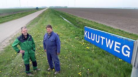 Roel Assies (links) en Kees Zwanenburg boeren aan de Kluutweg. De één in Zeewolde, de ander in Almere.