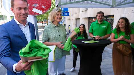 De nieuwe landbouwminister Jo Brouns (links) en de oud-minister Hilde Crevits (rechts) ontvingen een werkoverall van de landbouwers.