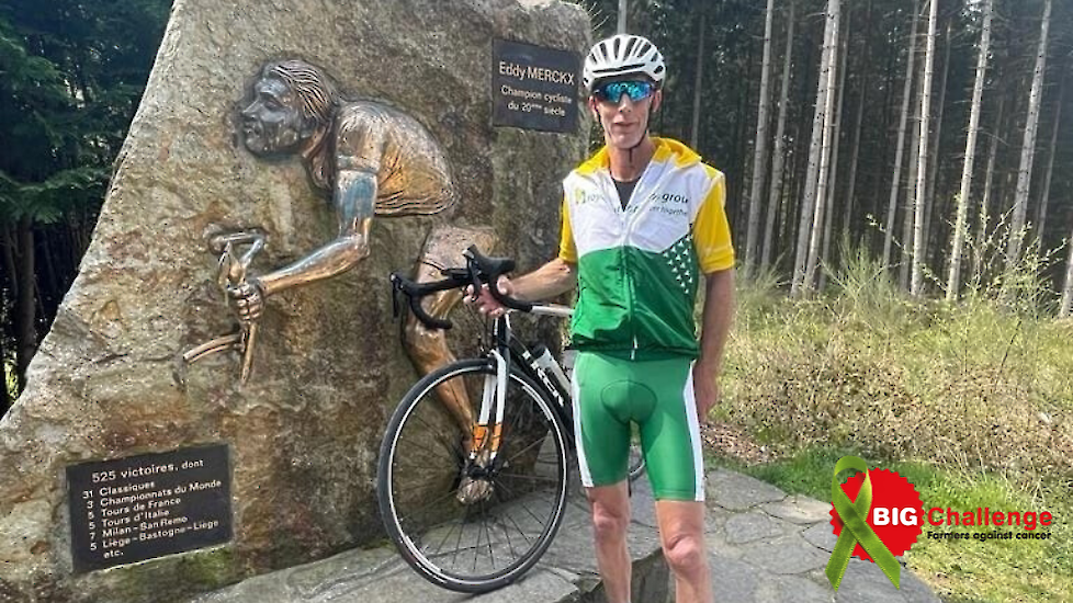 Kees Buis bij het standbeeld van Eddy Merckx welke is geplaatst ter nagedachtenis aan zijn zeges in Luik-Bastenaken-Luik. Het beeld staat op de berg Côte de Stockeu welke 2.400 meter lang is met een gemiddeld stijgingspercentage van 10 procent.