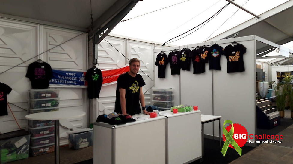 Arjen Kocks op de Intensieve Veehouderijbeurs in Papendal om BIG Challenge-shirts te verkopen.