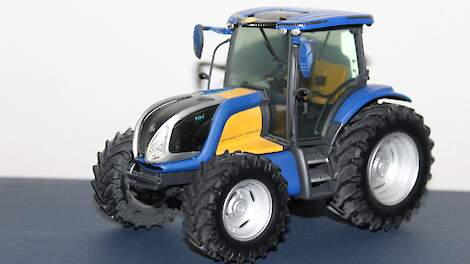 Model van de New Holland waterstoftrekker.