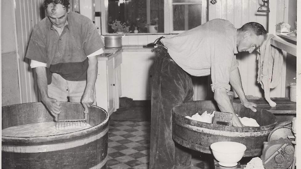 Foto van het maken van kaas en boter in de jaren 50 op de Sophiahoeve in Warmond (ZH).