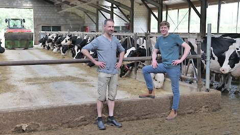 Wilco Verbruggen en Siebe van de Crommert (rechts) voegden in april hun veestapels samen. De samenwerking biedt beide melkveehouders ruimte om extensiever te gaan boeren.