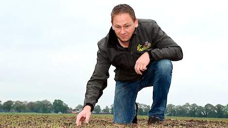 Uienteler Marcel Kelder uit Radewijk (OV) heeft zijn uien beregend. Het zorgt ervoor dat de korstvorming van de bodem meevalt.