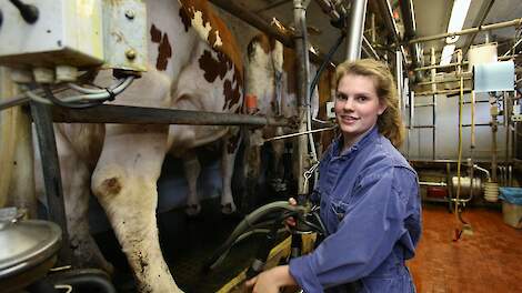 Julianne Brunsveld begon als weekendmelker op het melkveebedrijf van Bert Smallegoor en Frieda Honders. Op den duur zal ze het bedrijf overnemen.
