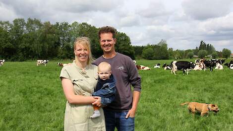 Rosanne Schrijver en Thomas Proost met hun net eenjarige zoon Jitse op boerderij De Hazelt.
