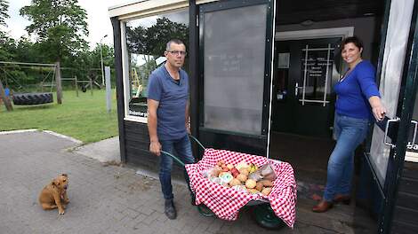 Miriam had het idee om de Boertelgasten ’s morgens te bedienen met een ‘ontbijtkruiwagen’, met zijn technische inzicht zorgde Mat dat de originele voorziening er kwam.