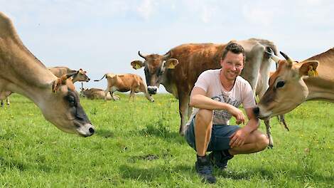 In Maasland boert melkveehouder Roel van Buuren op een natuurlijke en transparante wijze. Bezoekers van de boerderijwinkel krijgen desgevraagd een rondleiding over het bedrijf.