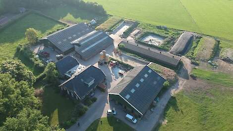 Een dronefoto van het bedrijf in Laren.