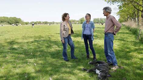 Plattelandscoach Lizanne Roeleven in gesprek met boeren Janny en Anton Zwart.