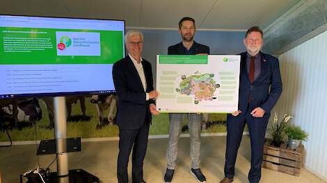 De stuurgroep van de Regio Deal trapt symbolisch de themamaand af en presenteert de kaart met projecten op het gebied van natuurinclusieve landbouw in Groningen, Fryslân en Drenthe. Van links naar rechts Franc van der Steen (Ministerie van LNV), Johan Ham