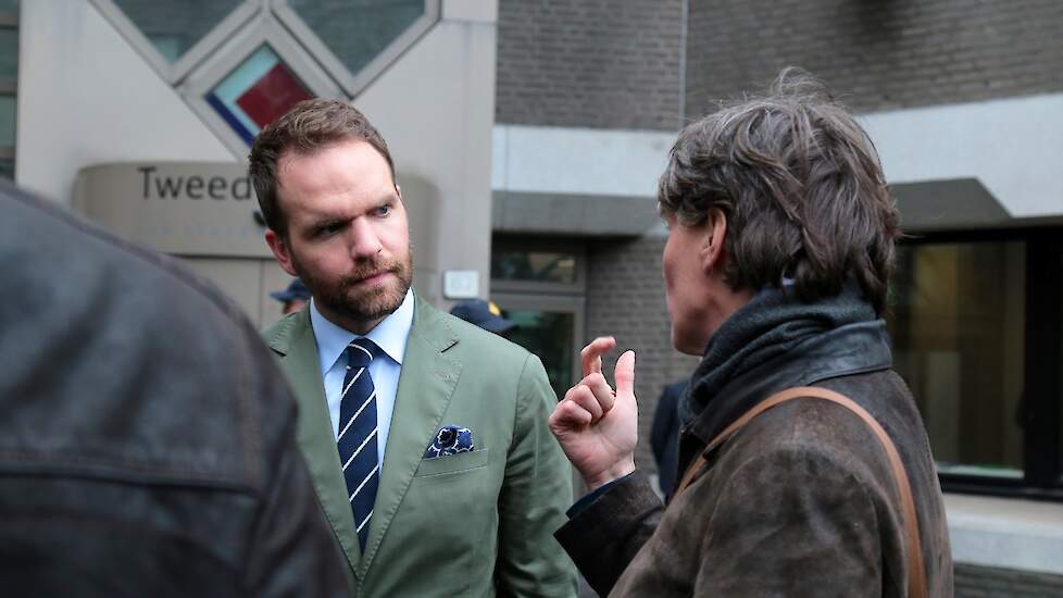 Derk Boswijk in gesprek met boeren, tijdens het protest van Agractie