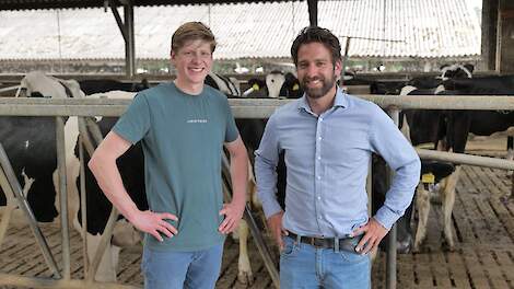 Joris Lohman (rechts) bezocht onlangs het melkveebedrijf van Siebe van de Crommert (links).