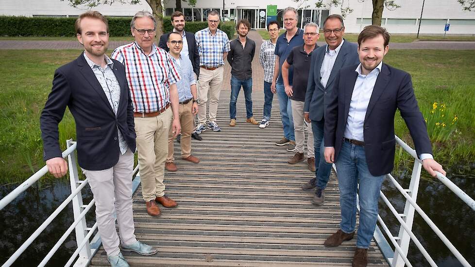 Vlnr: Michel van Spankeren (Protix), Joost Sparla (ForFarmers), Arya Rezaei Far (Wageningen Livestock Research), Josef Benedikt Bachmeier (PHW Group), Willem Tel (Esbro), Istvan Fodor, stagiair Ziming Wang, Piet van Wikselaar, Jan van Harn, projectleider