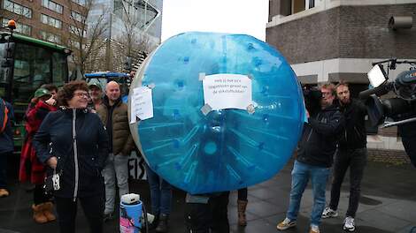 Agractie roept boeren op in actie te komen tegen het kabinetsbeleid.